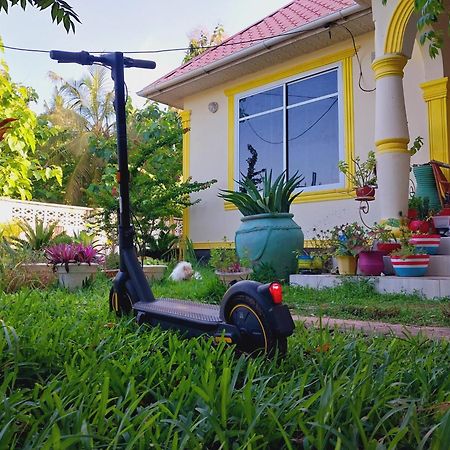 L&J Modern Backpackers Kigamboni Beach House Bed & Breakfast ดาร์เอสซาลาม ภายนอก รูปภาพ