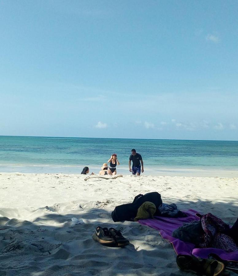 L&J Modern Backpackers Kigamboni Beach House Bed & Breakfast ดาร์เอสซาลาม ภายนอก รูปภาพ