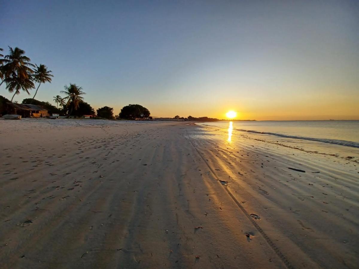 L&J Modern Backpackers Kigamboni Beach House Bed & Breakfast ดาร์เอสซาลาม ภายนอก รูปภาพ