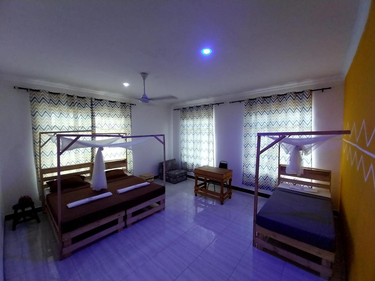 L&J Modern Backpackers Kigamboni Beach House Bed & Breakfast ดาร์เอสซาลาม ภายนอก รูปภาพ