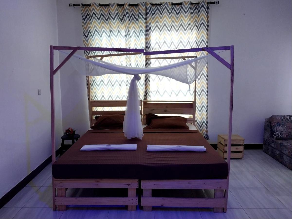 L&J Modern Backpackers Kigamboni Beach House Bed & Breakfast ดาร์เอสซาลาม ภายนอก รูปภาพ