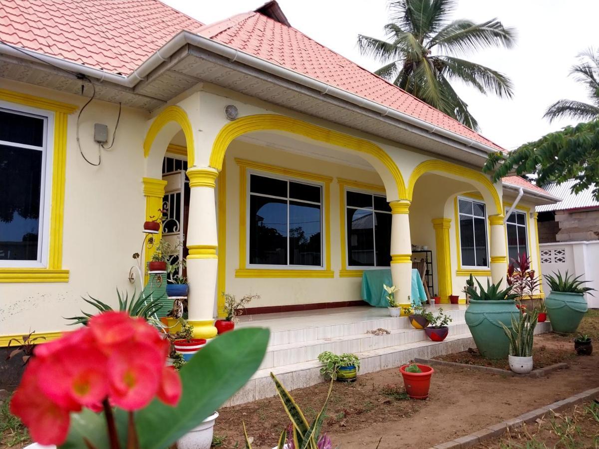 L&J Modern Backpackers Kigamboni Beach House Bed & Breakfast ดาร์เอสซาลาม ภายนอก รูปภาพ