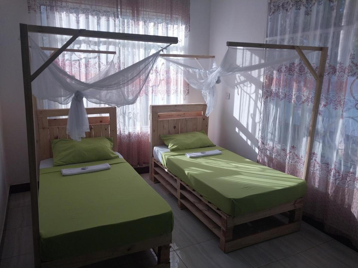 L&J Modern Backpackers Kigamboni Beach House Bed & Breakfast ดาร์เอสซาลาม ภายนอก รูปภาพ