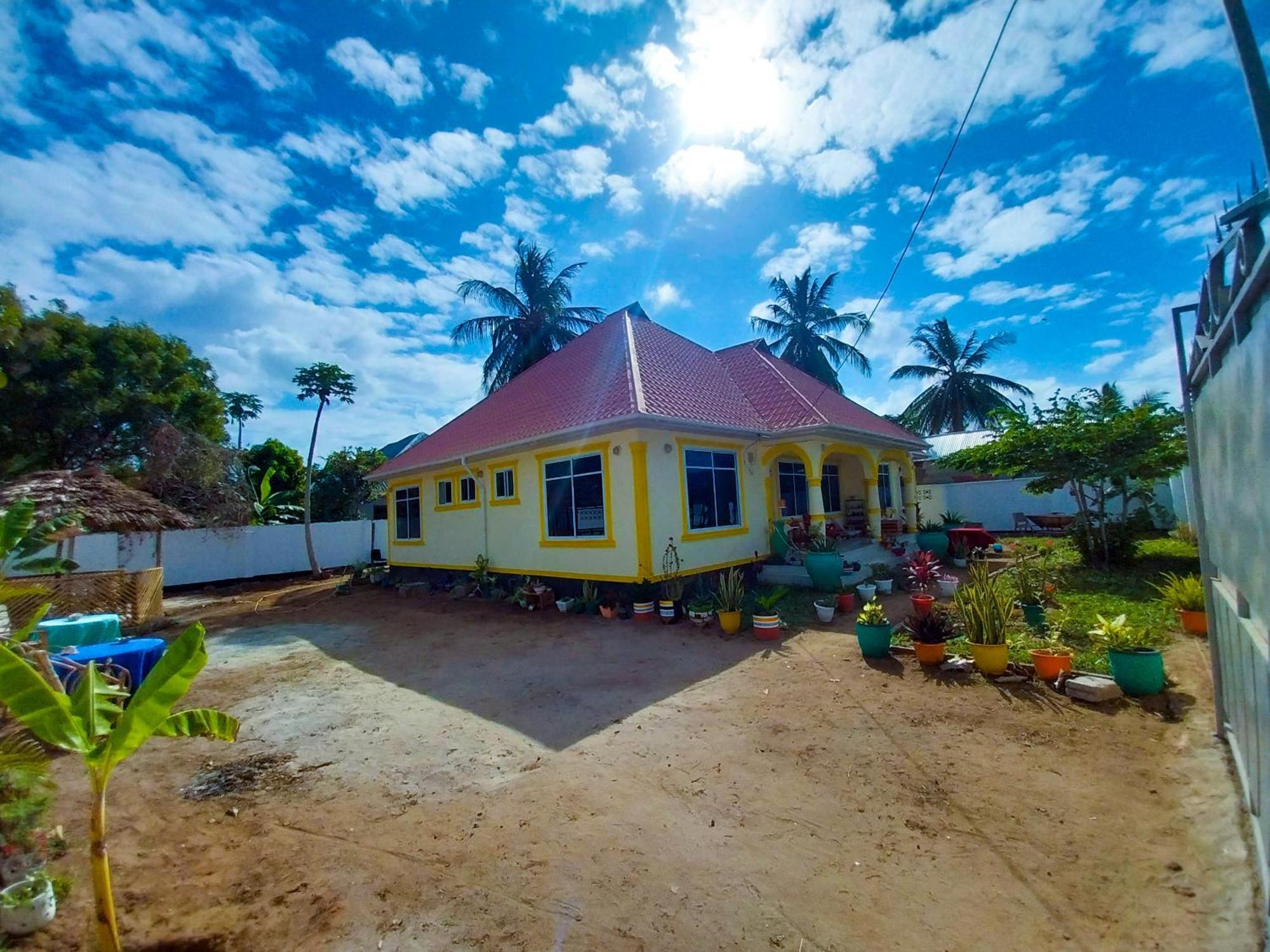 L&J Modern Backpackers Kigamboni Beach House Bed & Breakfast ดาร์เอสซาลาม ภายนอก รูปภาพ