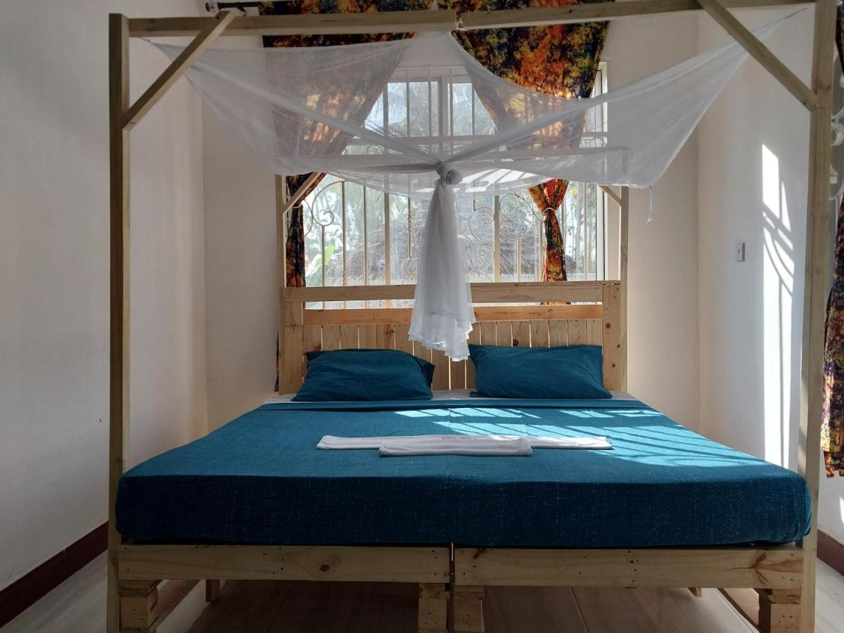 L&J Modern Backpackers Kigamboni Beach House Bed & Breakfast ดาร์เอสซาลาม ภายนอก รูปภาพ