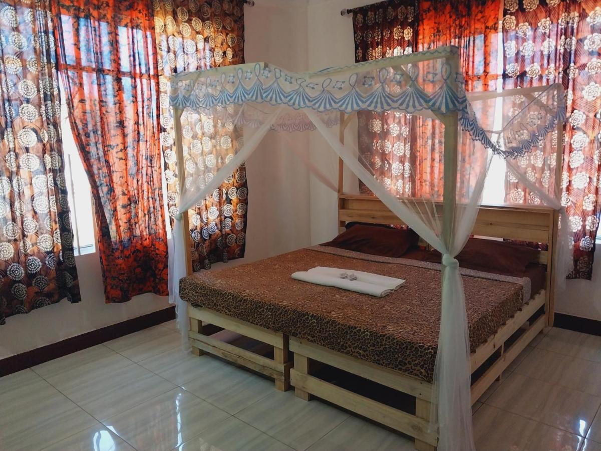 L&J Modern Backpackers Kigamboni Beach House Bed & Breakfast ดาร์เอสซาลาม ภายนอก รูปภาพ