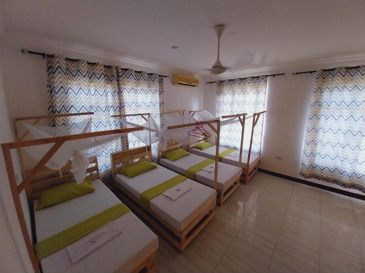 L&J Modern Backpackers Kigamboni Beach House Bed & Breakfast ดาร์เอสซาลาม ภายนอก รูปภาพ
