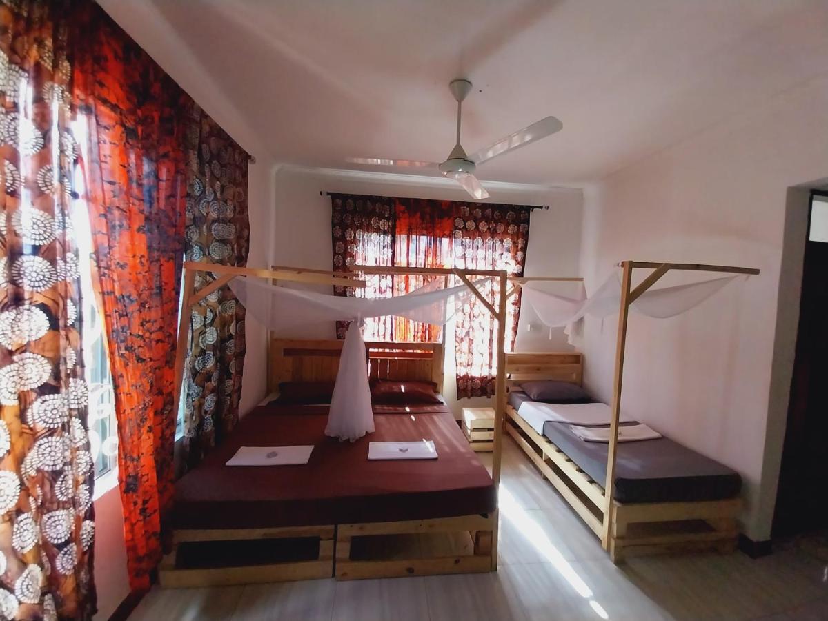 L&J Modern Backpackers Kigamboni Beach House Bed & Breakfast ดาร์เอสซาลาม ภายนอก รูปภาพ