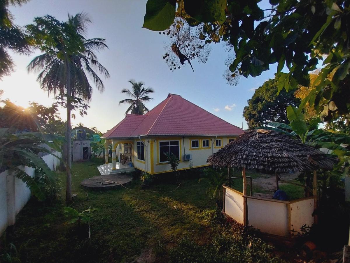 L&J Modern Backpackers Kigamboni Beach House Bed & Breakfast ดาร์เอสซาลาม ภายนอก รูปภาพ